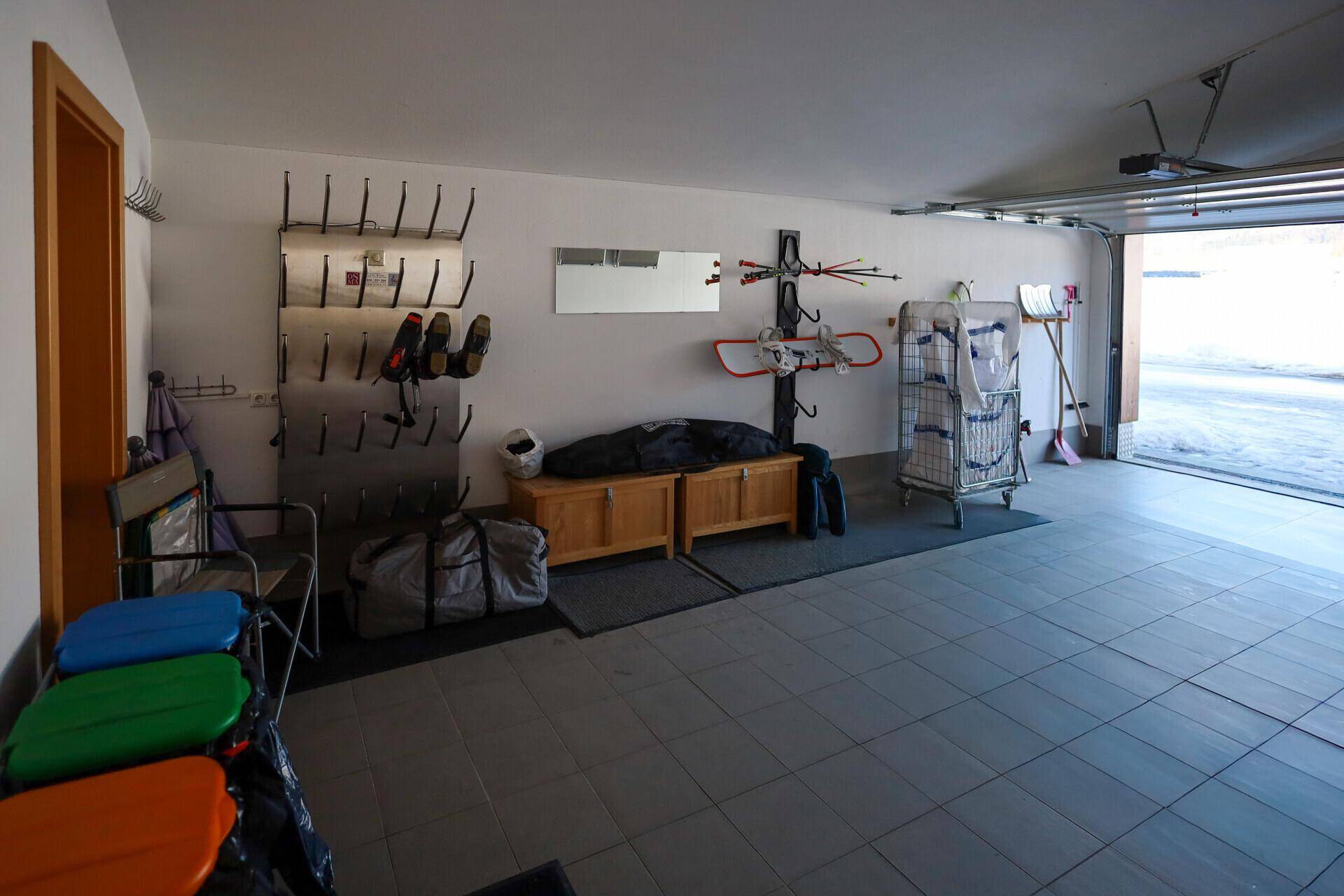 Geräumige Garage mit viel Platz für Skiausrüstung und Sportgeräte.