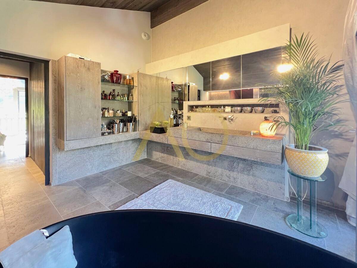 Modernes Badezimmer mit Doppelwaschtisch, großem Spiegel und viel Stauraum.