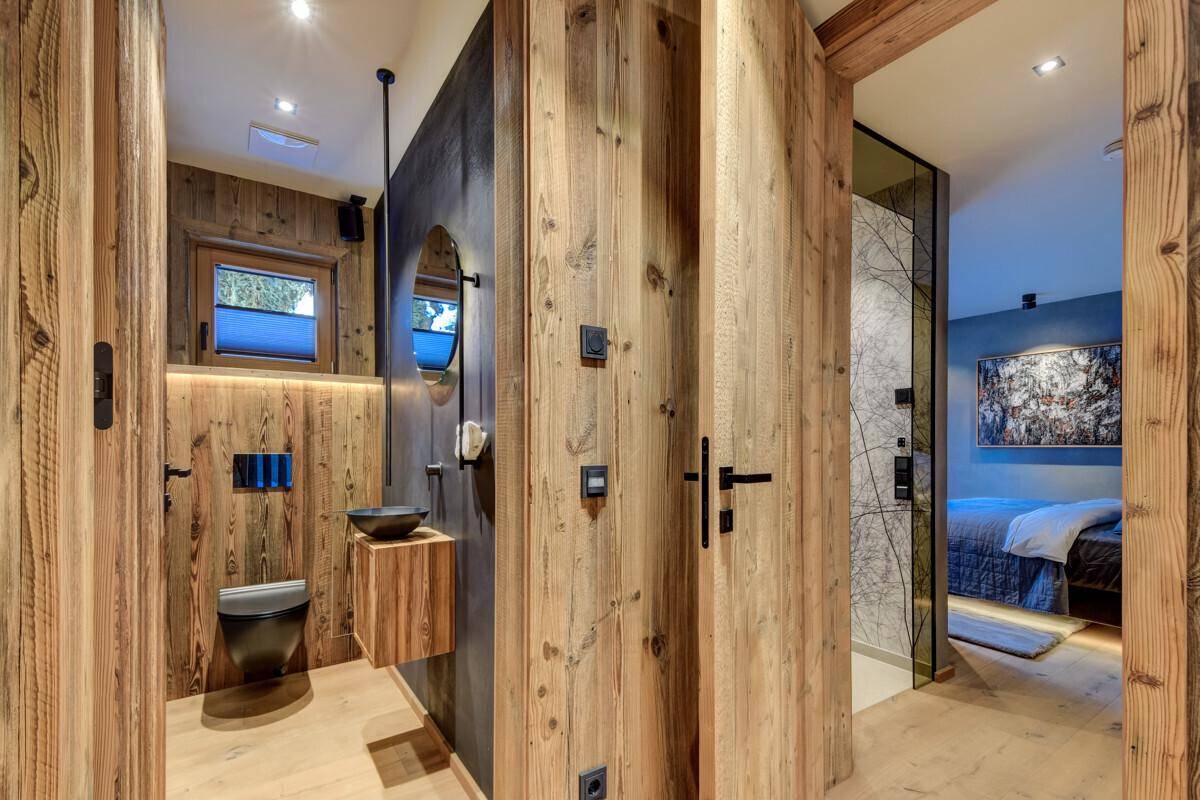 Modernes Badezimmer mit Einzelwaschbecken, Toilette und begehbarer Dusche.