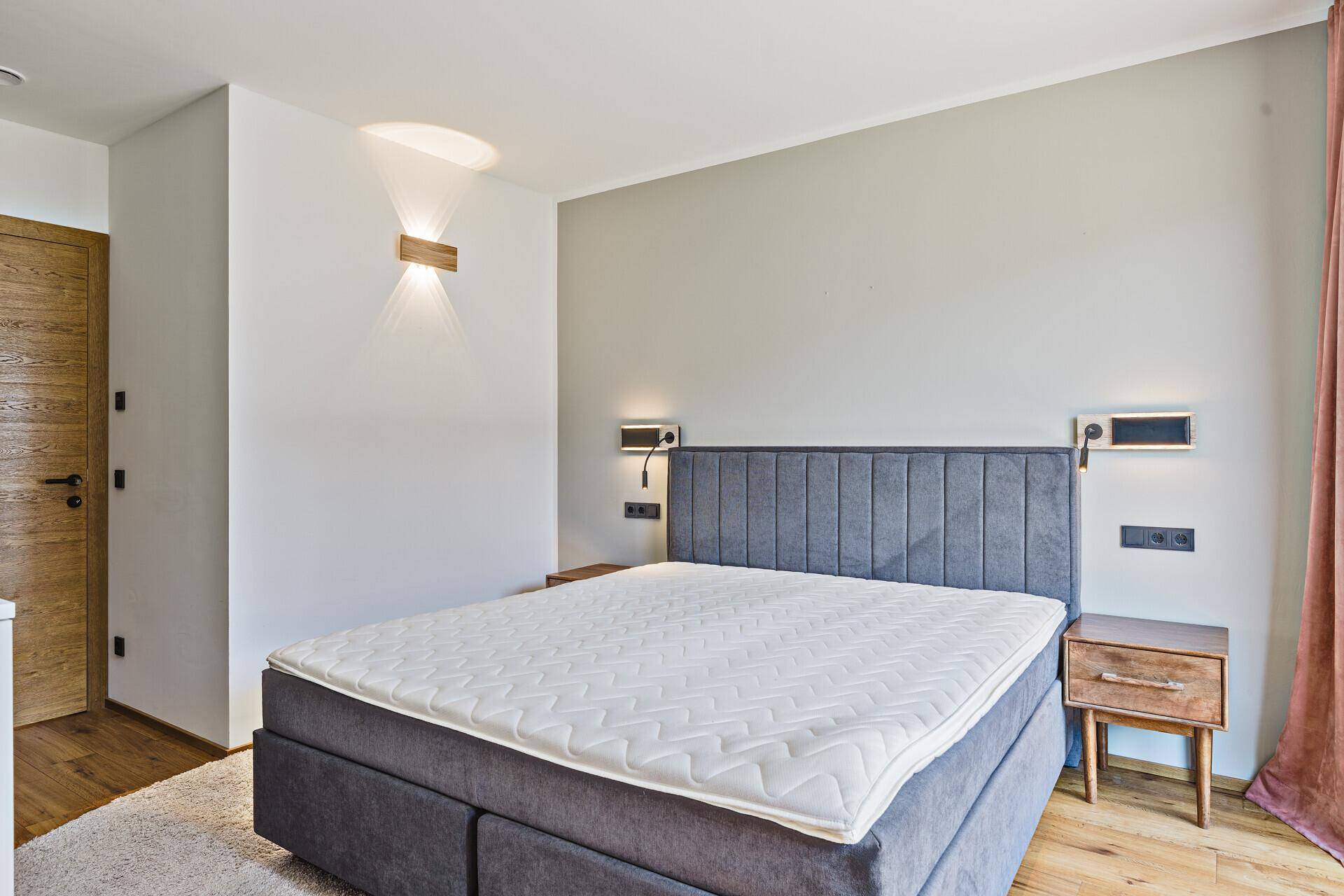 Geräumiges, helles Schlafzimmer