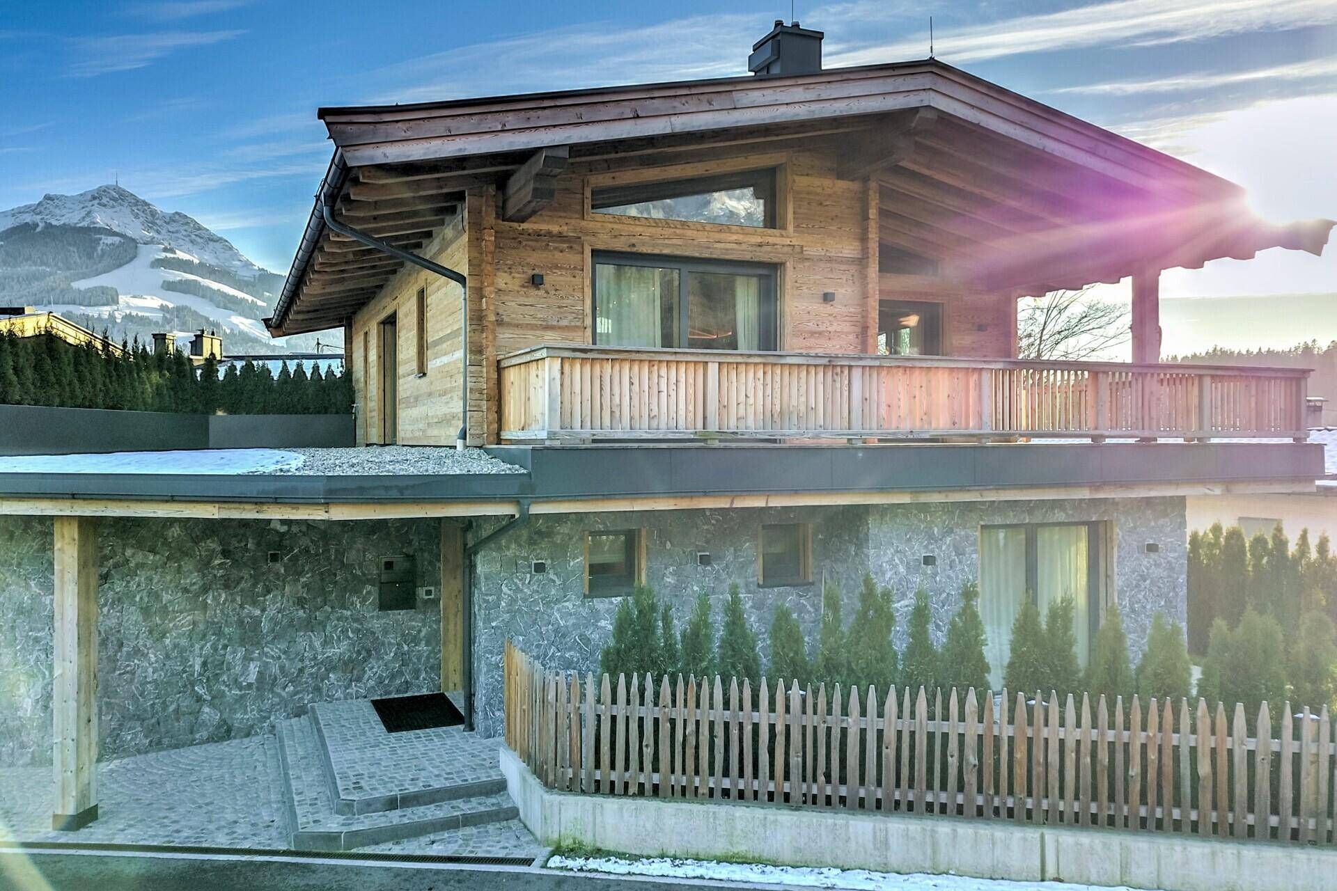 Attraktives Chalet mit Holz- und Steinfassade in alpiner Umgebung, sonnig gelegen und modern.