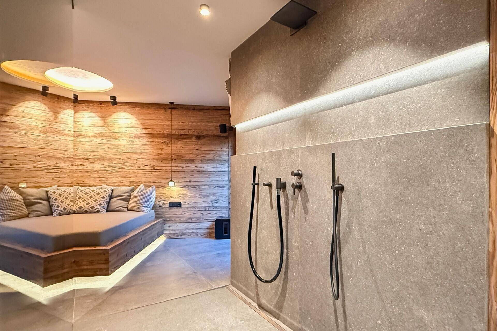 Schlafzimmer mit integriertem Duschbereich und Holzbett, modern und offen gestaltet.