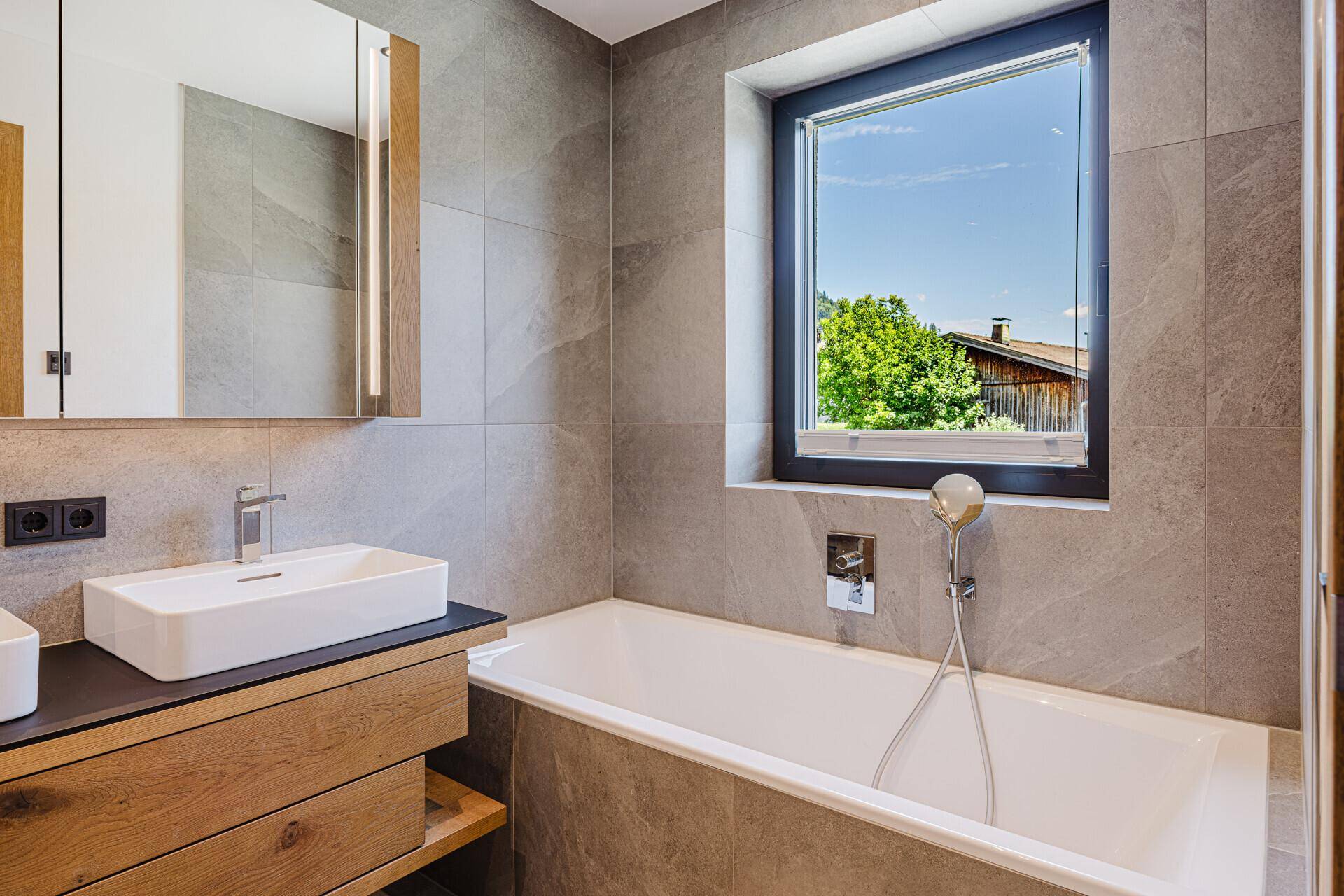 Das Masterbadezimmer mit Badewanne