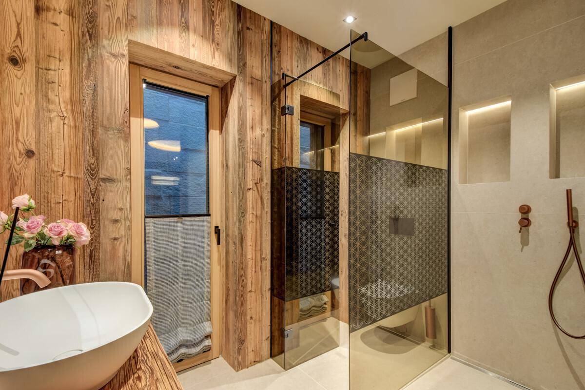 Modernes Badezimmer mit Einzelwaschbecken, Toilette und begehbarer Dusche.