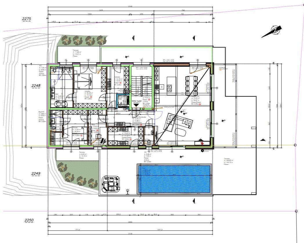 Grundriss eines Geschosses mit mehreren Räumen, einem Pool und Gartenbereich.