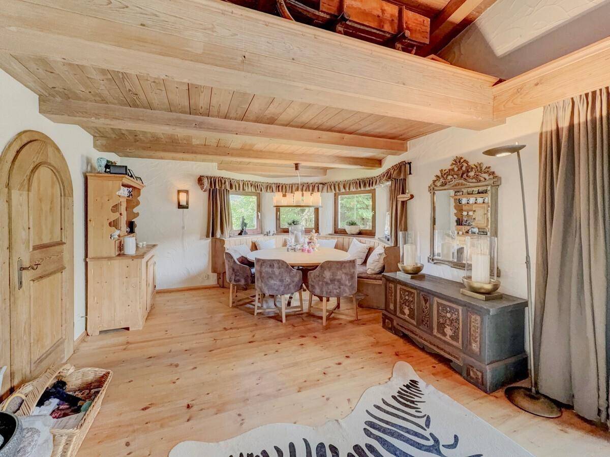 Traditioneller Essbereich mit Holzboden, Holzbalkendecke und rustikalen Möbeln.