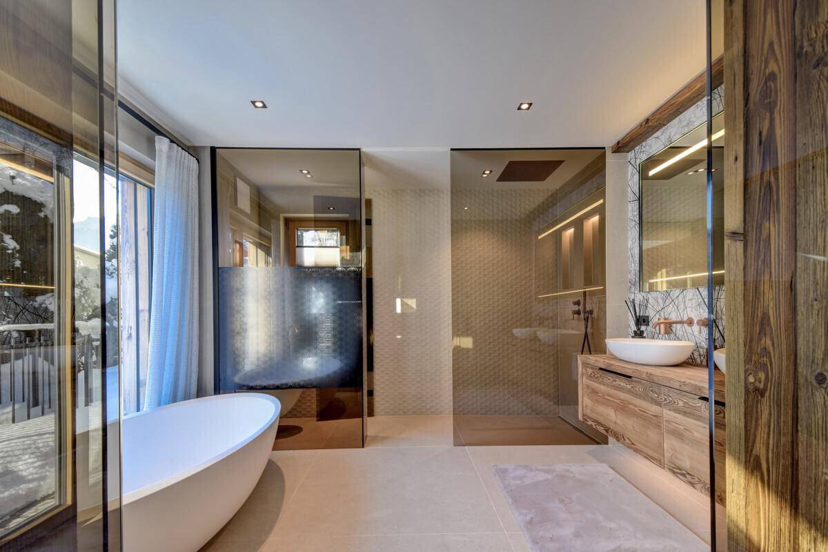 Modernes Badezimmer mit freistehender Badewanne, begehbarer Dusche und stilvollem Design.