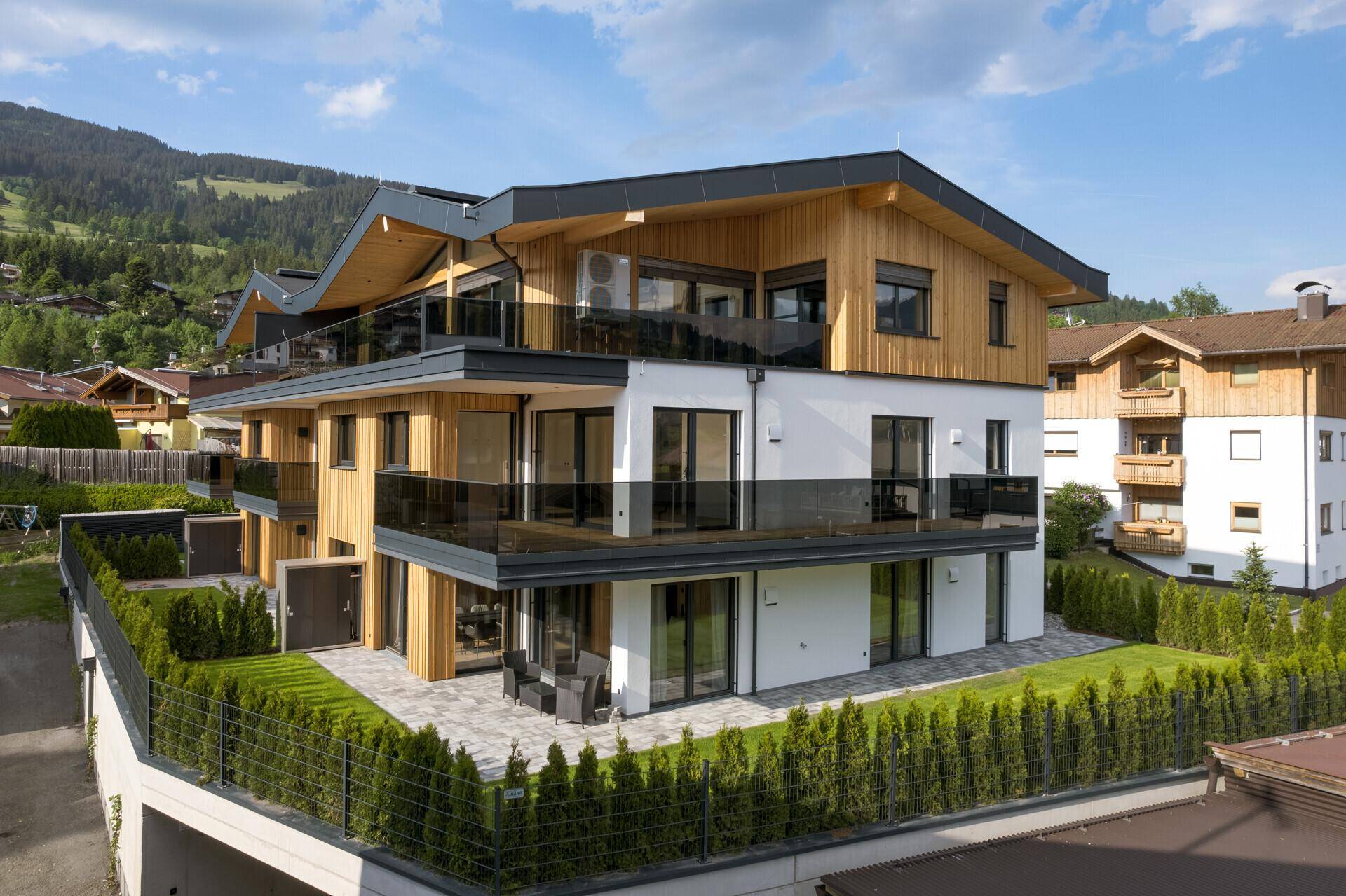 Attraktives Apartmentgebäude mit moderner Architektur, Balkonen und gepflegtem Gartenbereich.
