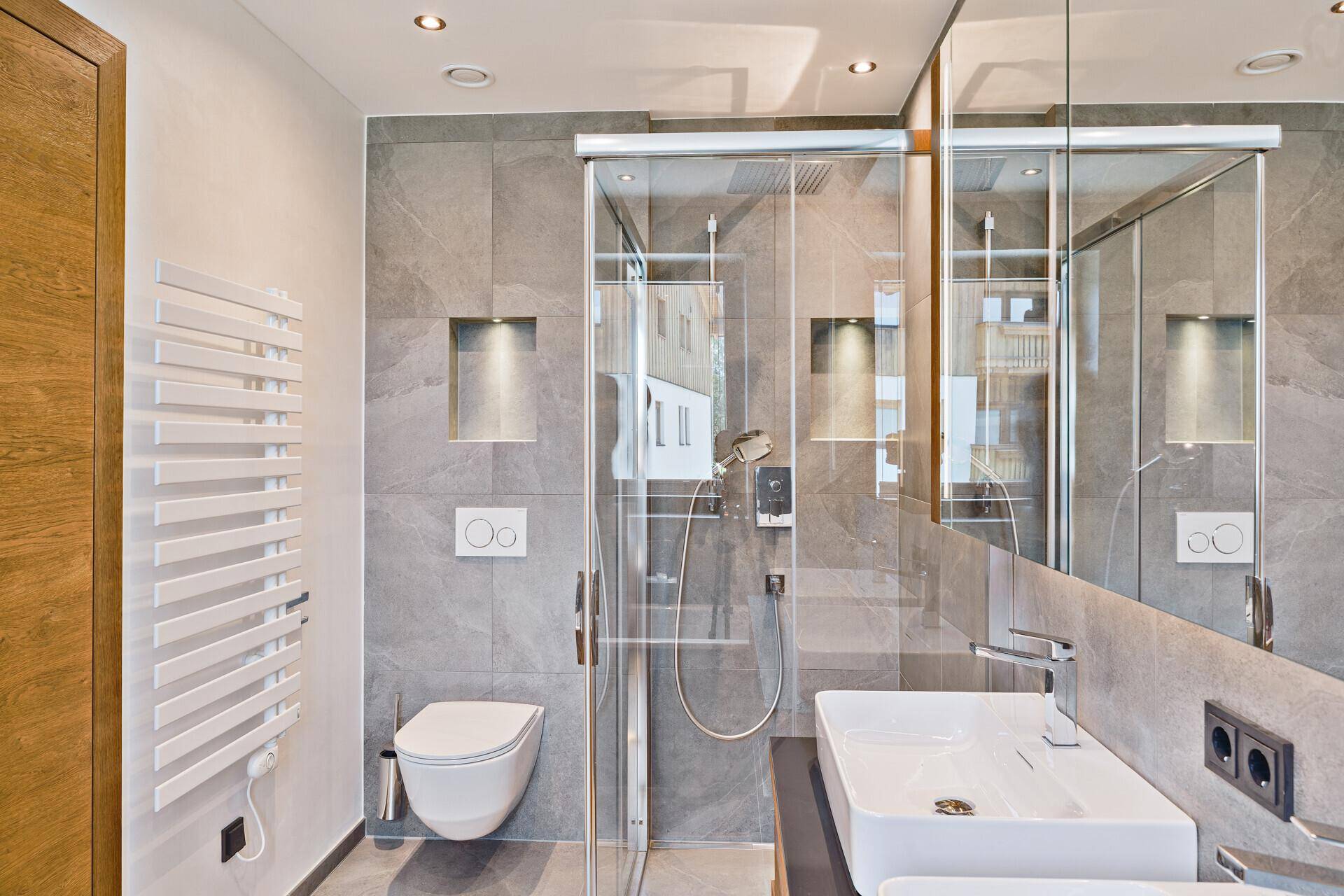 Badezimmer mit Regenwalddusche