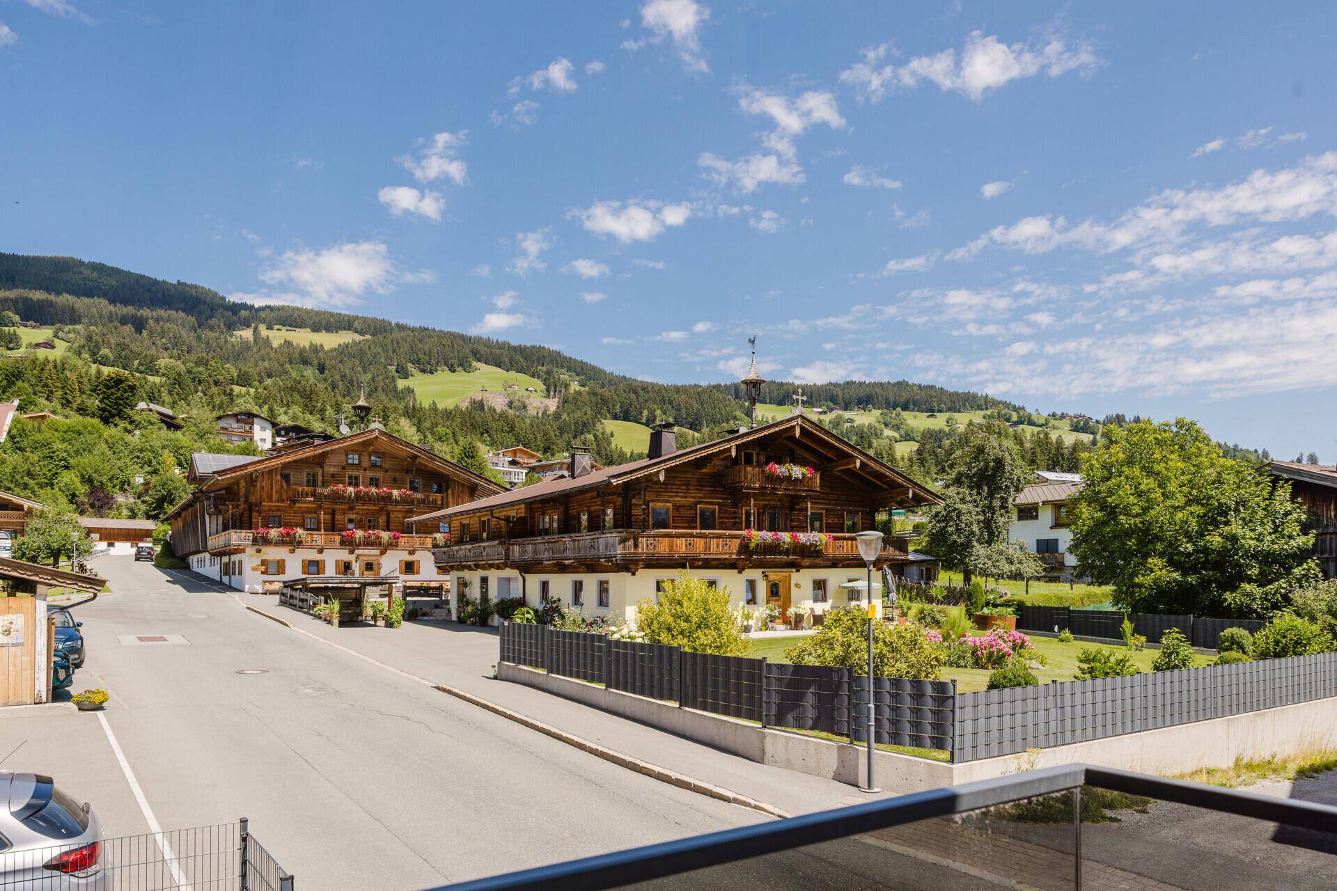 Blick auf die umliegenden Berge und die Nachbarschaft