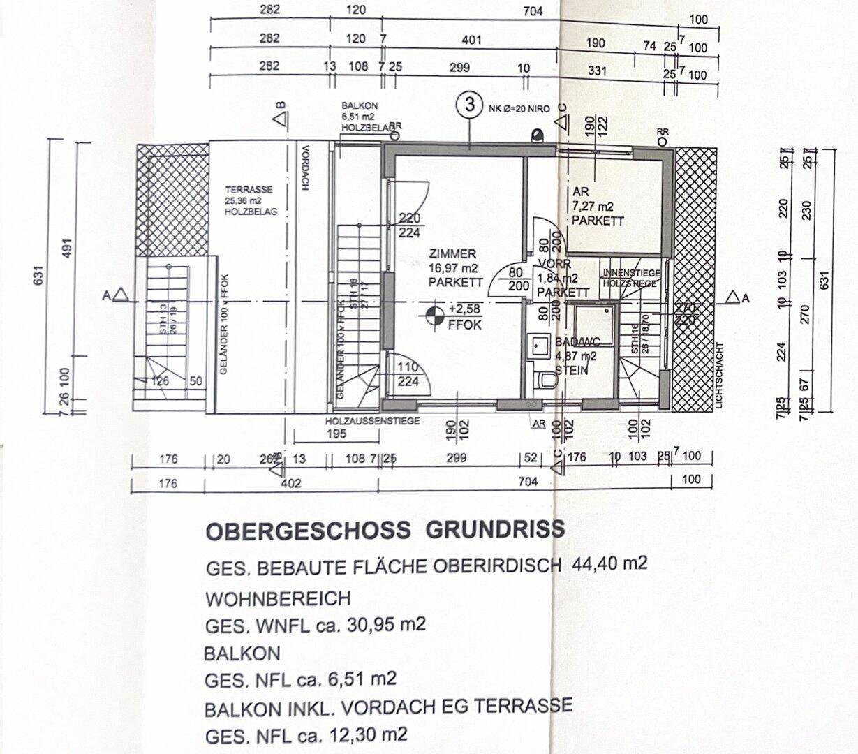 Grundriss des Obergeschosses mit einem Zimmer, Bad/WC und einem Balkon.