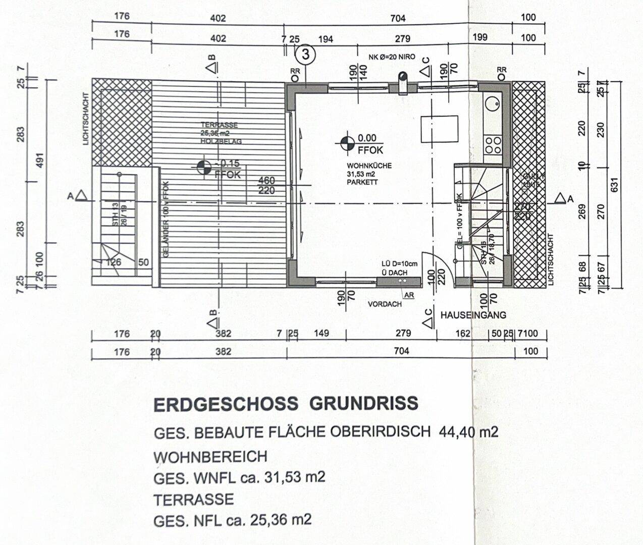 Grundriss des Erdgeschosses mit offener Wohnküche und einer großzügigen Terrasse.