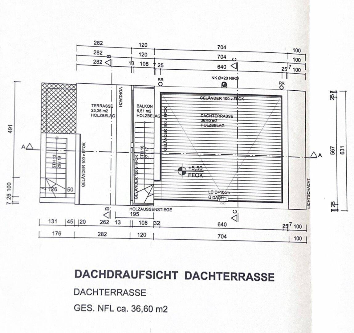 Draufsicht des Dachgeschosses mit einer großen Dachterrasse und Holzbelag.