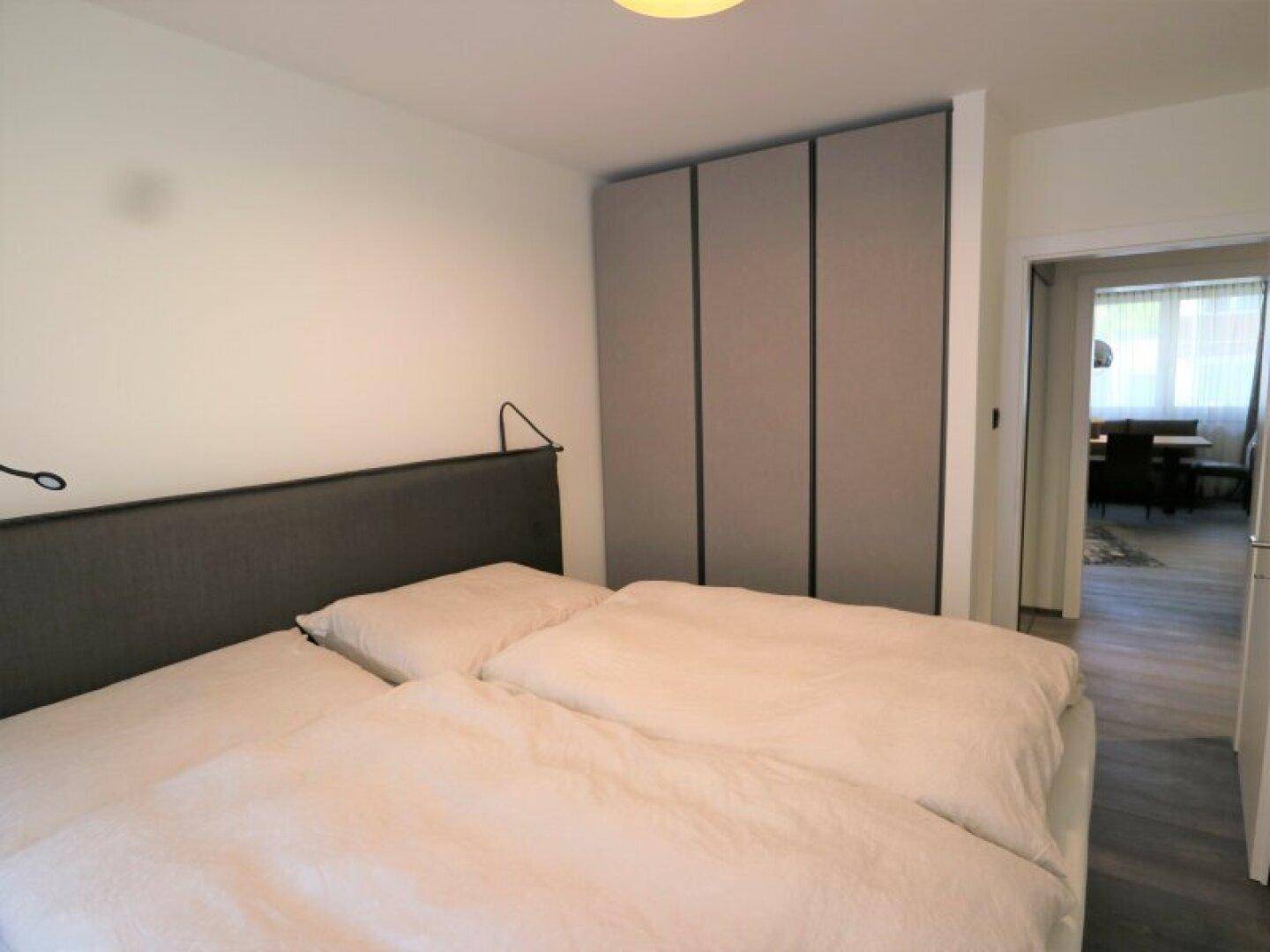 1. Schlafzimmer mit Einbaukasten