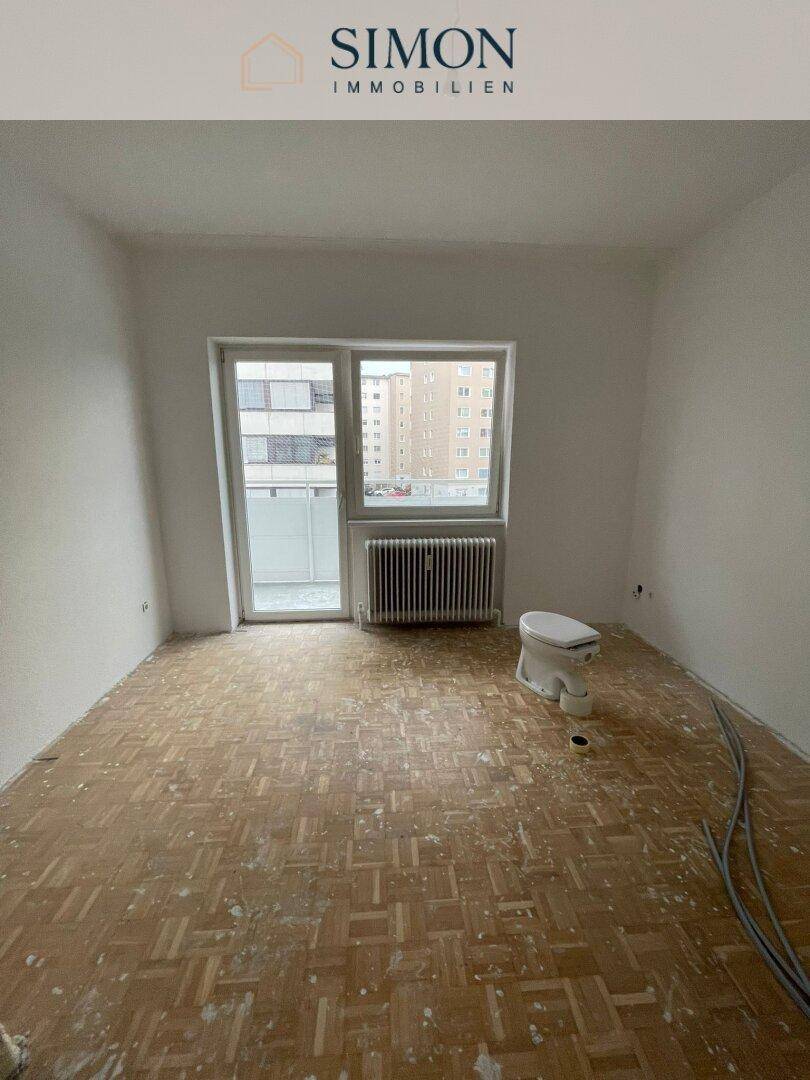 Wohnzimmer mit Balkonzugang