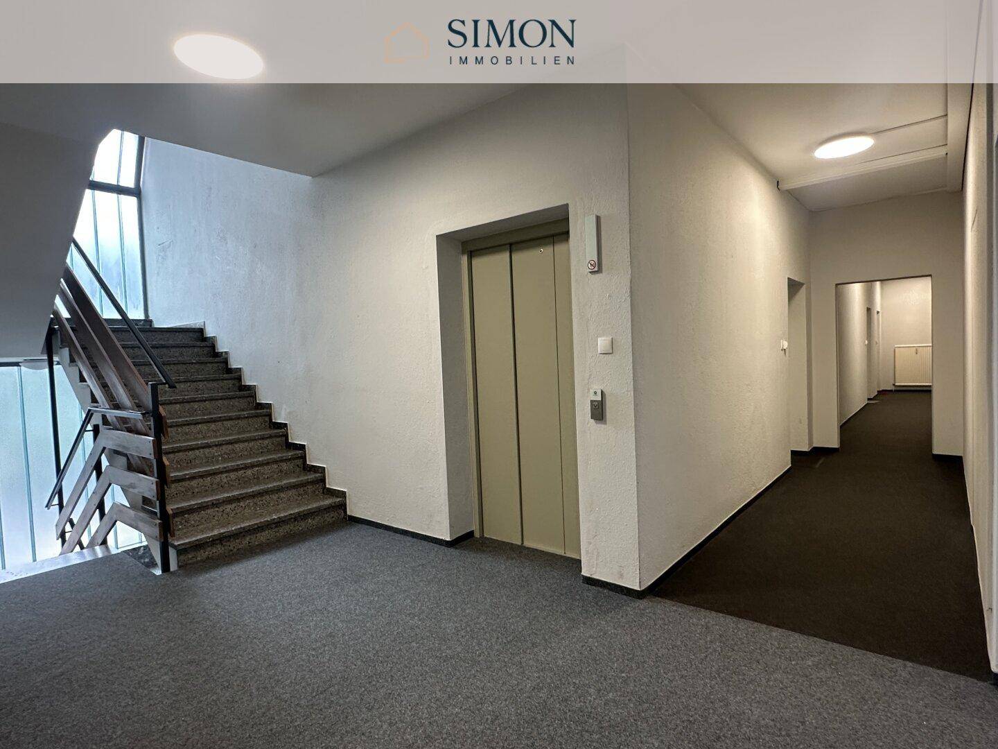 Stiegenhaus mit Lift