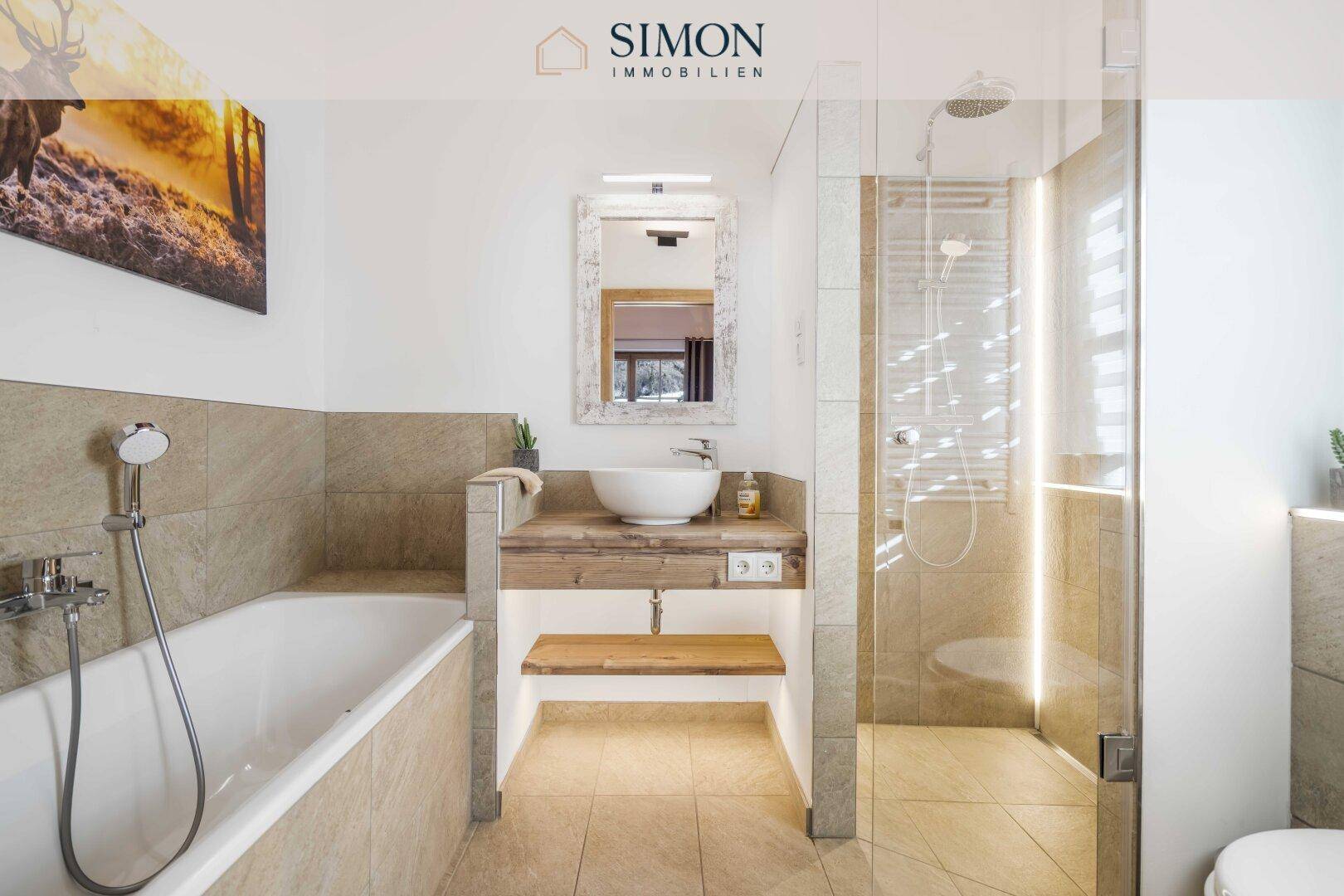 Modernes Badezimmer mit Badewanne, begehbarer Dusche und stilvollem Holzwaschtisch.