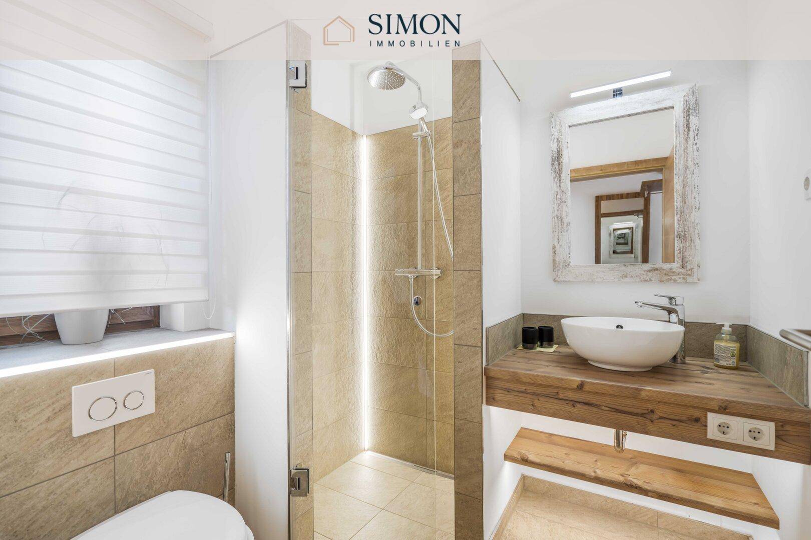 Modernes Badezimmer mit begehbarer Dusche, Wand-WC und Holzwaschtisch.