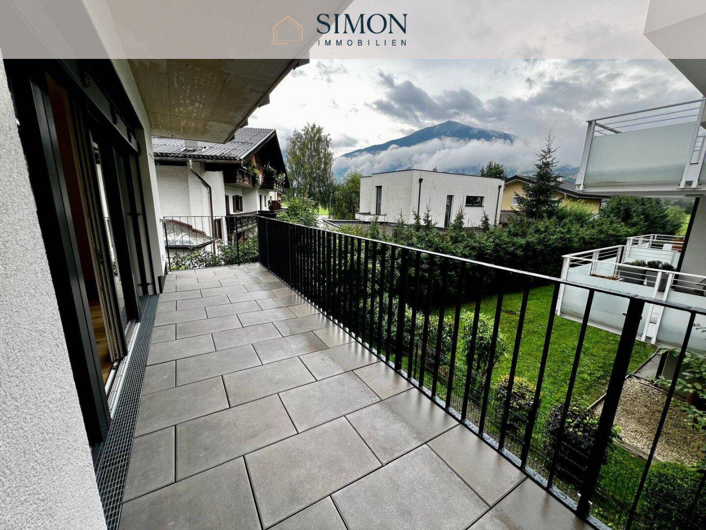 Geräumiger Balkon mit Fliesenboden und Bergblick, ideal zum Entspannen im Freien.