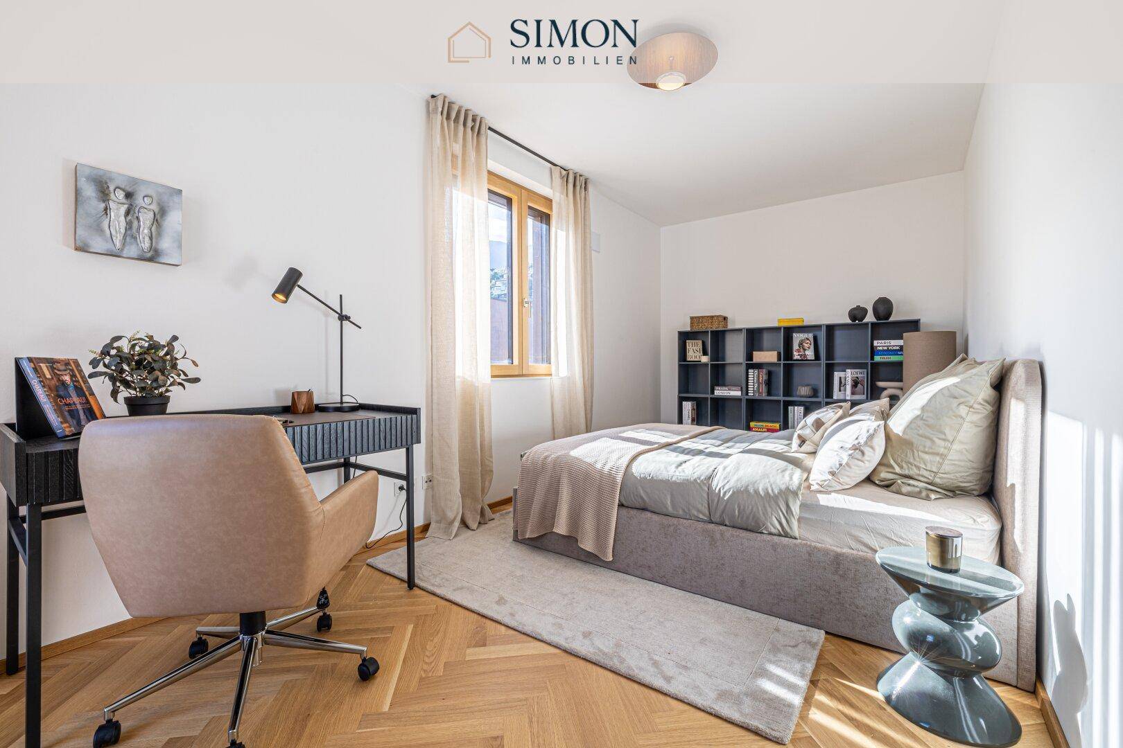Modern eingerichtetes Schlafzimmer mit Bett, Schreibtisch und Bücherregal, hell und funktional.