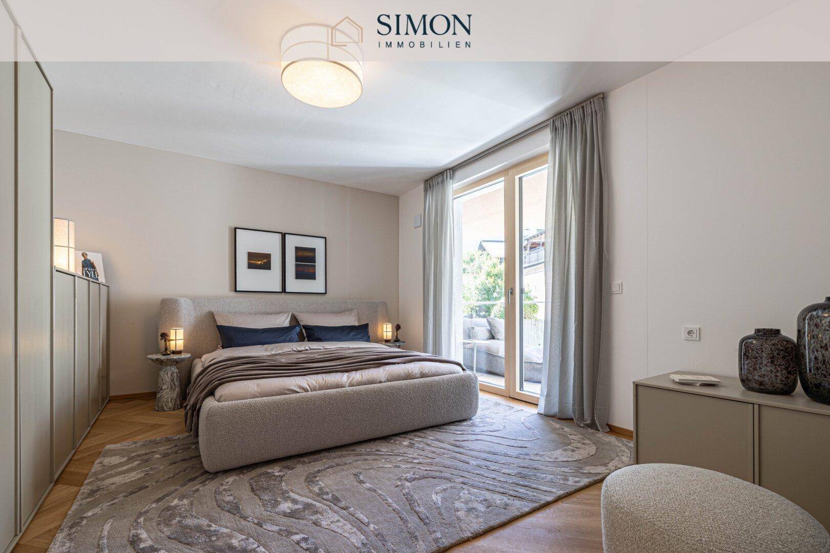 Helles Schlafzimmer mit großem Bett, Einbauschränken und direktem Zugang zum Balkon.