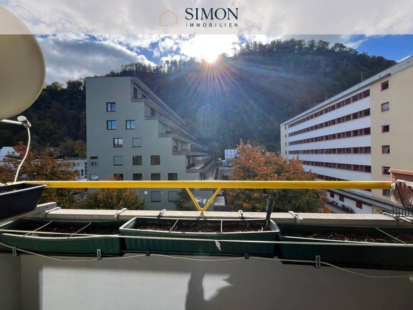 Balkon mit Bergblick und Sonnenschein, ideal für entspannte Stunden im Freien.