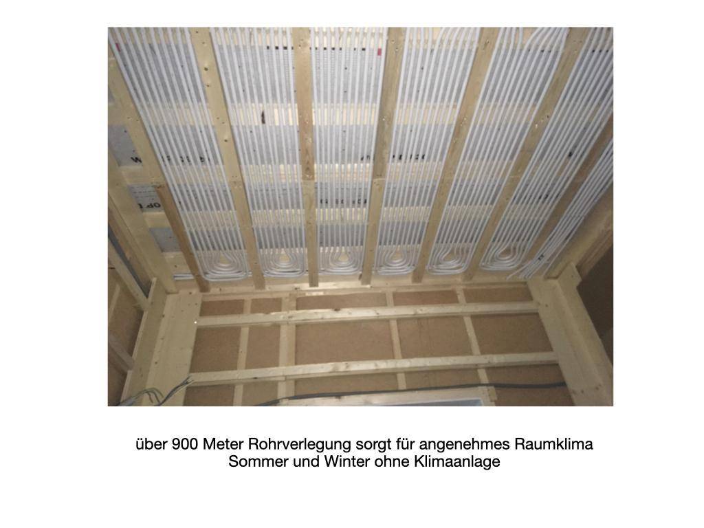 Baustelle mit verlegten Rohren für die Fußbodenheizung, die für ein angenehmes Raumklima sorgt.