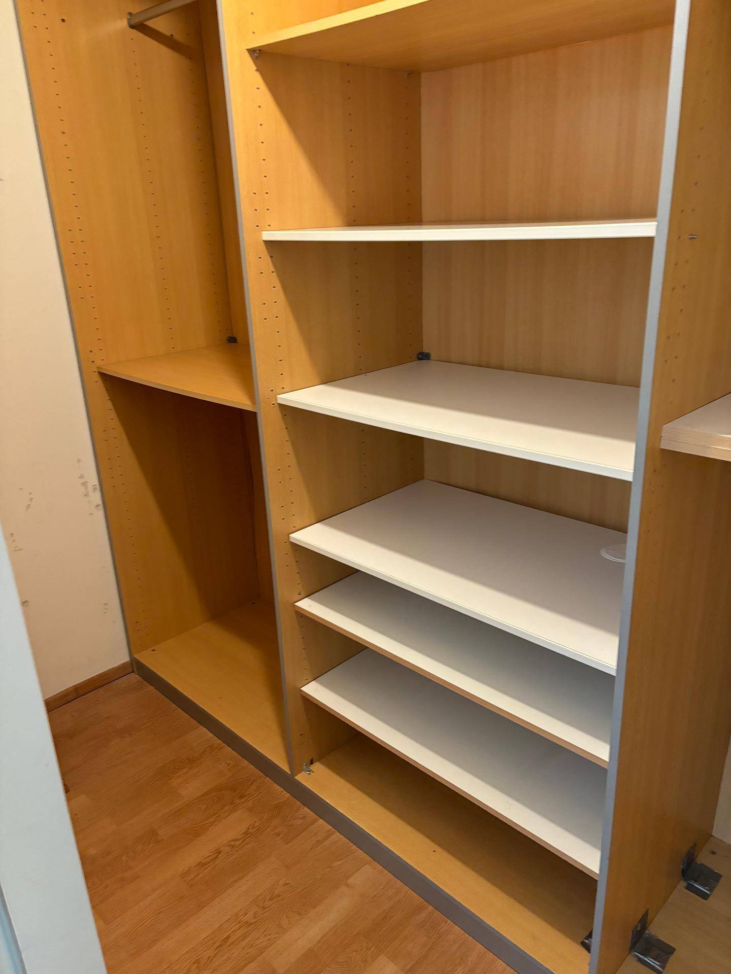 Praktischer begehbarer Kleiderschrank mit viel Stauraum und Regalsystemen.