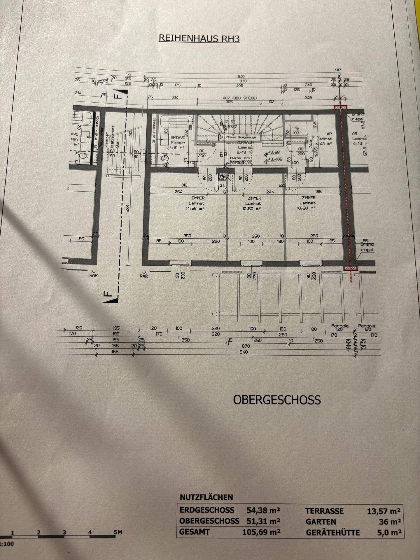 Grundriss des Obergeschosses eines Reihenhauses mit mehreren Zimmern und Bädern.