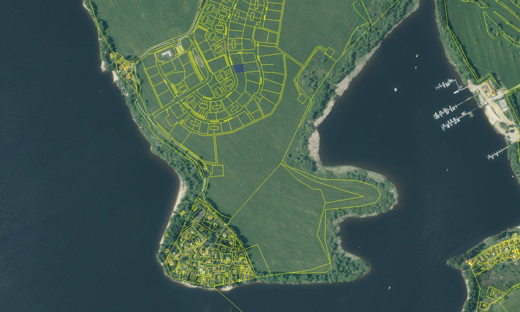 Katasterplan zeigt die Parzellierung des Grundstücks am Seeufer mit angrenzenden Wasserflächen.