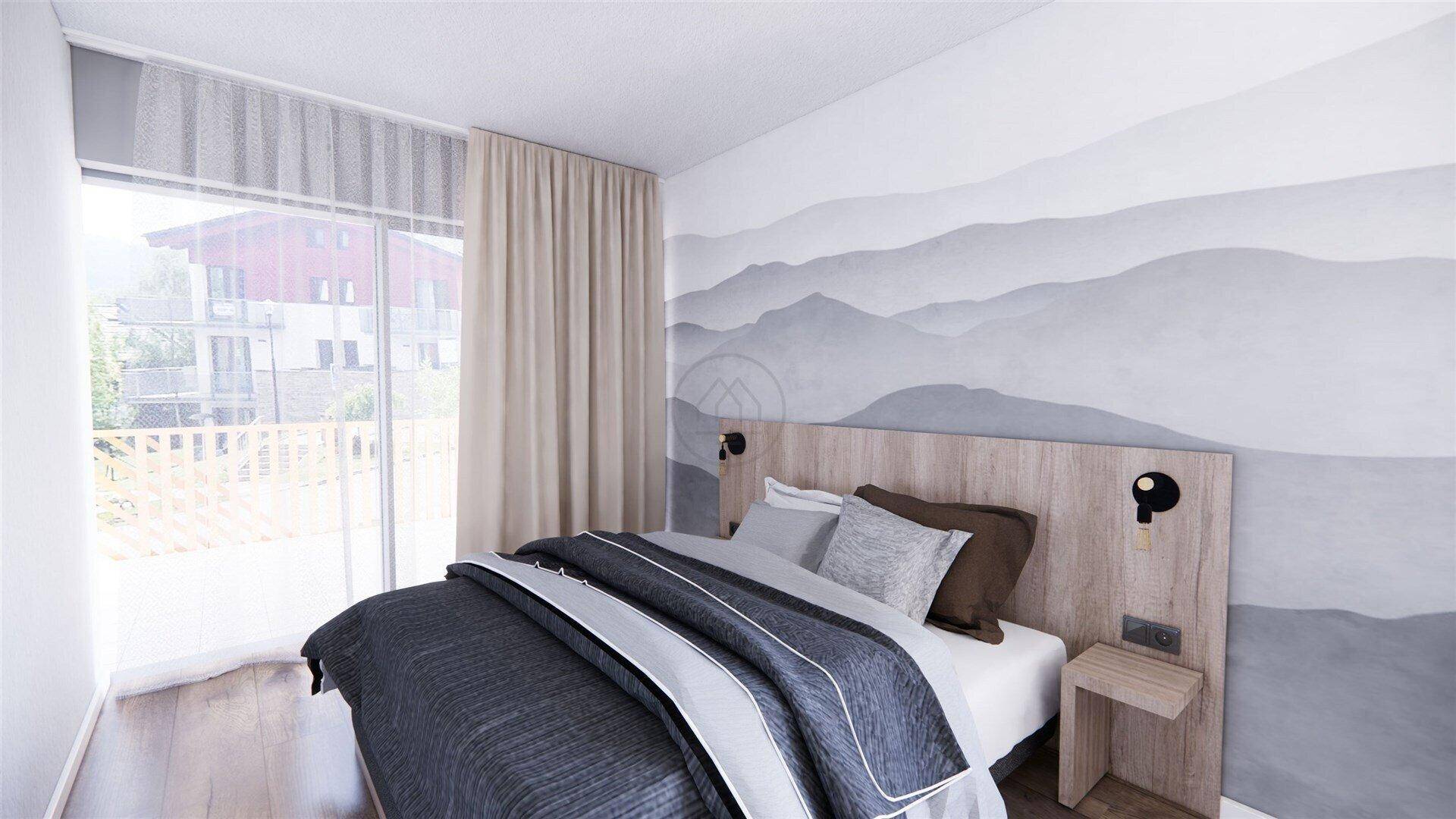 Helles Schlafzimmer mit großem Bett, Bergwandbild und direktem Zugang zu einem Balkon.