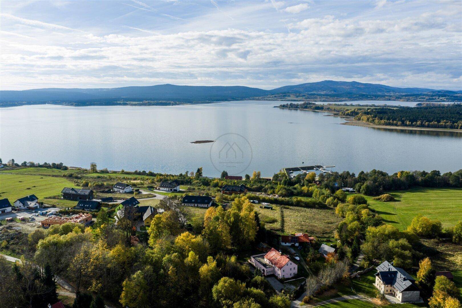 Luftaufnahme der Seenlandschaft mit umliegenden Häusern und Wäldern.