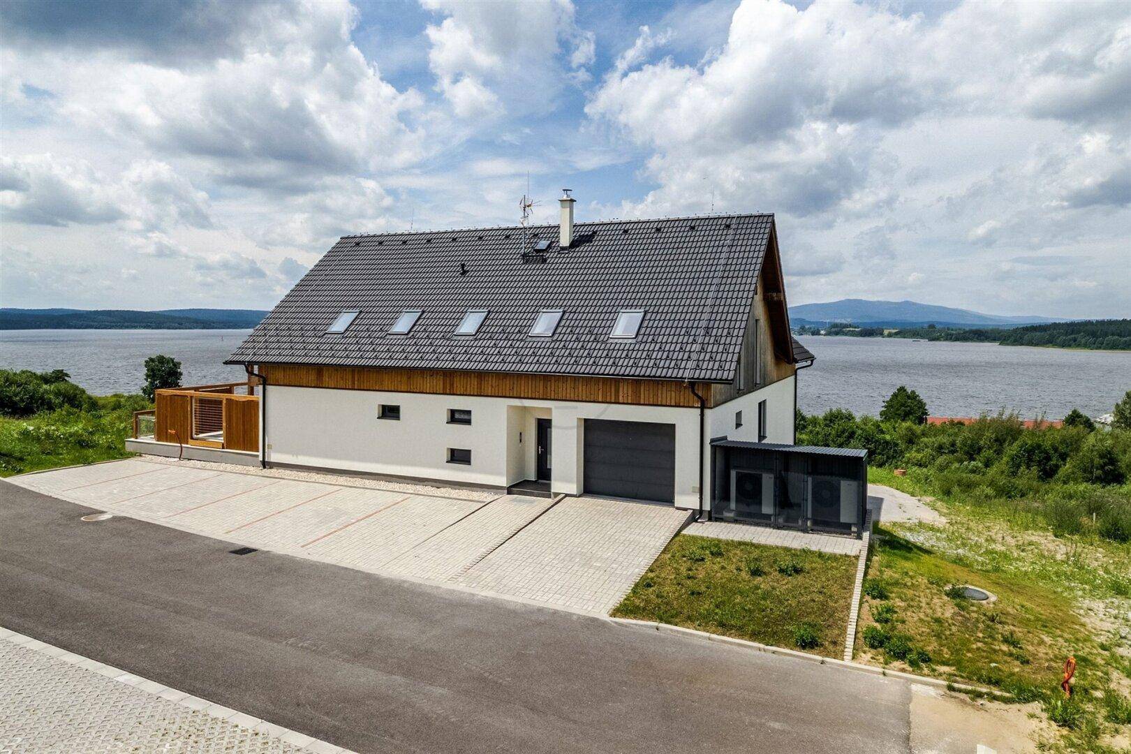 Neubau mit moderner Architektur, Seeblick und integrierter Garage.