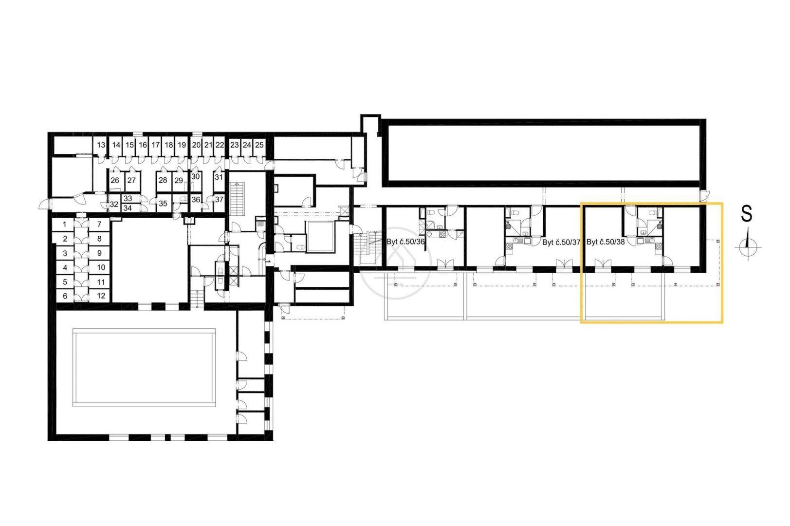 Grundriss des Gebäudes mit verschiedenen Wohneinheiten und Gemeinschaftsbereichen.