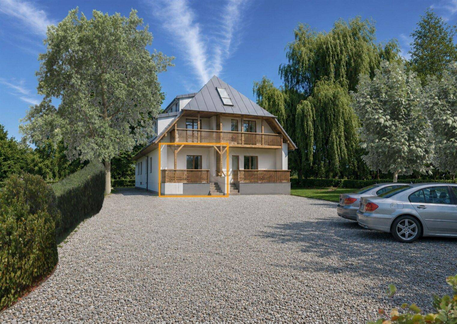 Modernes Haus mit markantem Dach, Balkonen und Kiesauffahrt, umgeben von Bäumen.