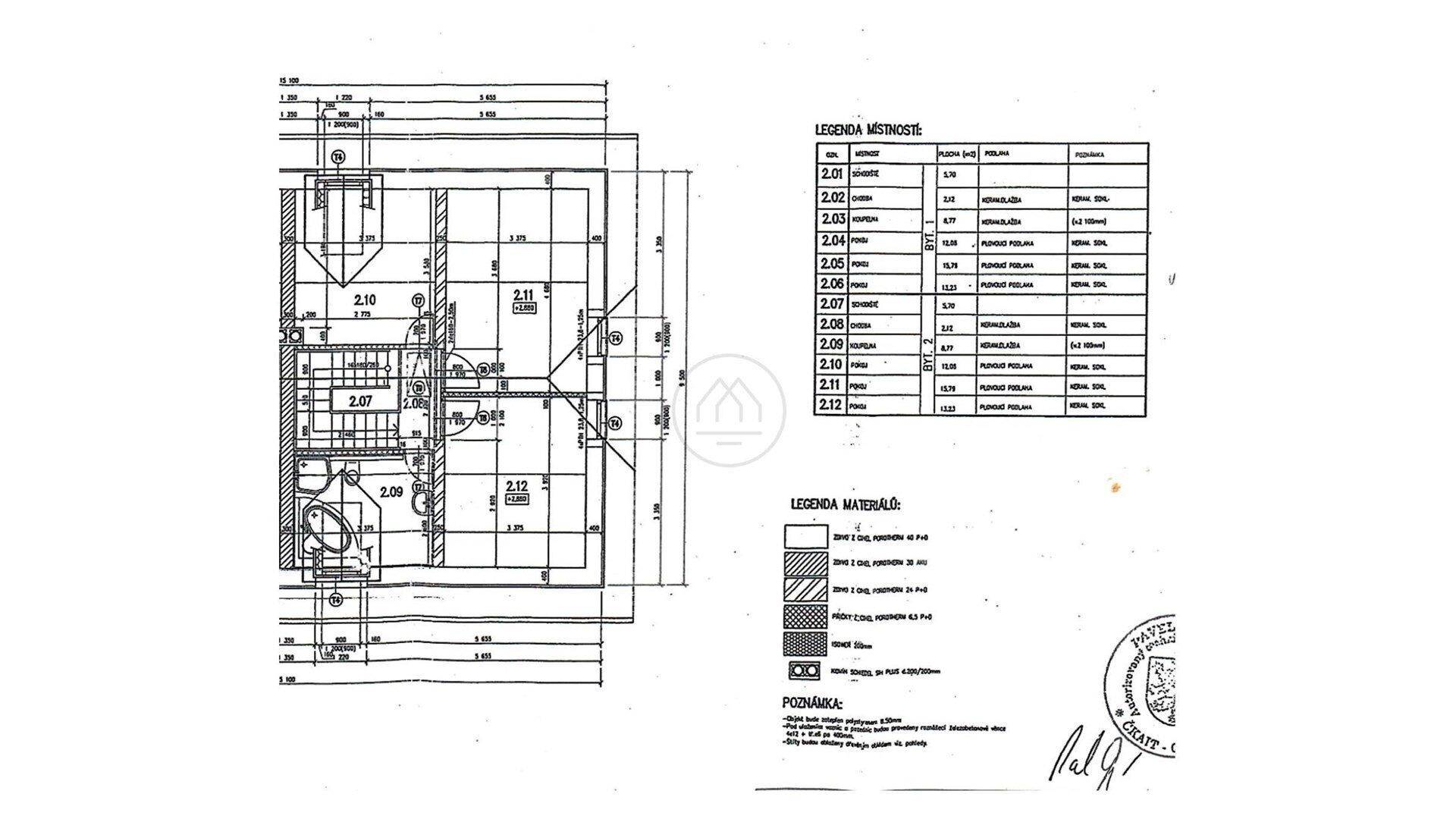 Grundriss des Obergeschosses mit Schlafzimmern und Badezimmern unter dem Dach.