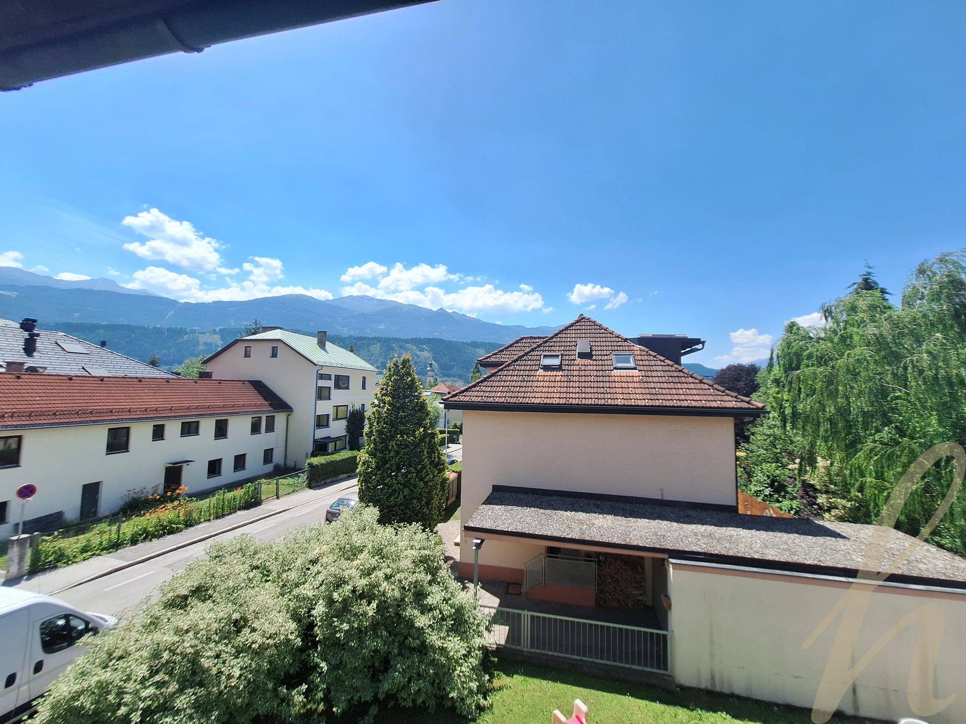 Weitläufiger Blick über die Dächer der Nachbarschaft und die umliegende Berglandschaft.