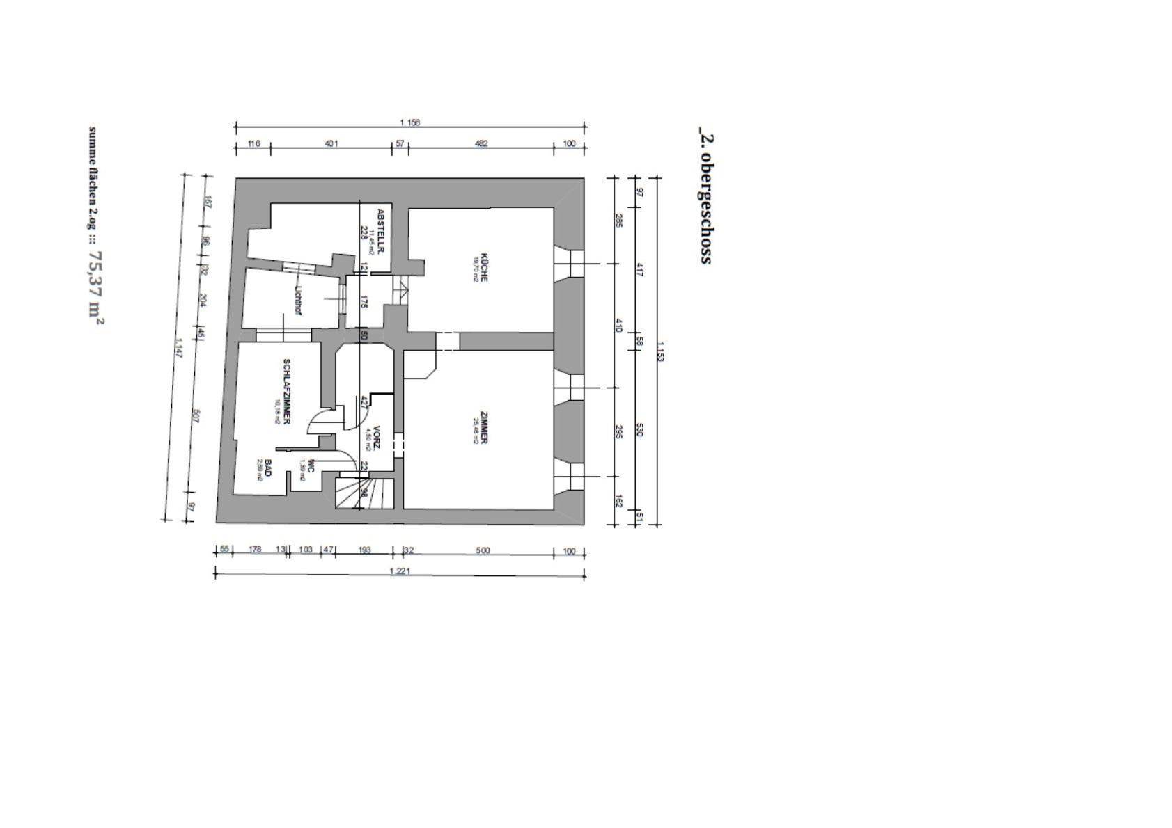 Grundriss des zweiten Obergeschosses mit Schlafzimmer, Küche und Abstellraum, inklusive Maßen.