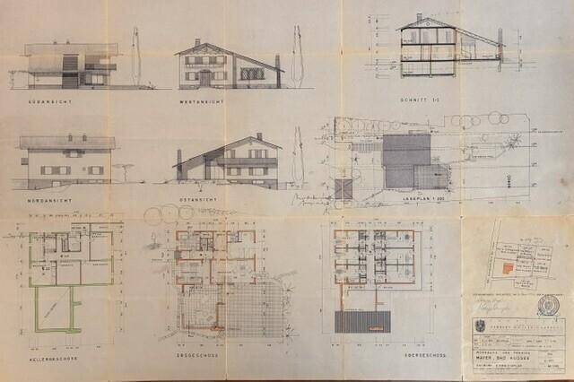 Detaillierte architektonische Pläne mit Grundrissen, Ansichten und einem Lageplan des Gebäudes.