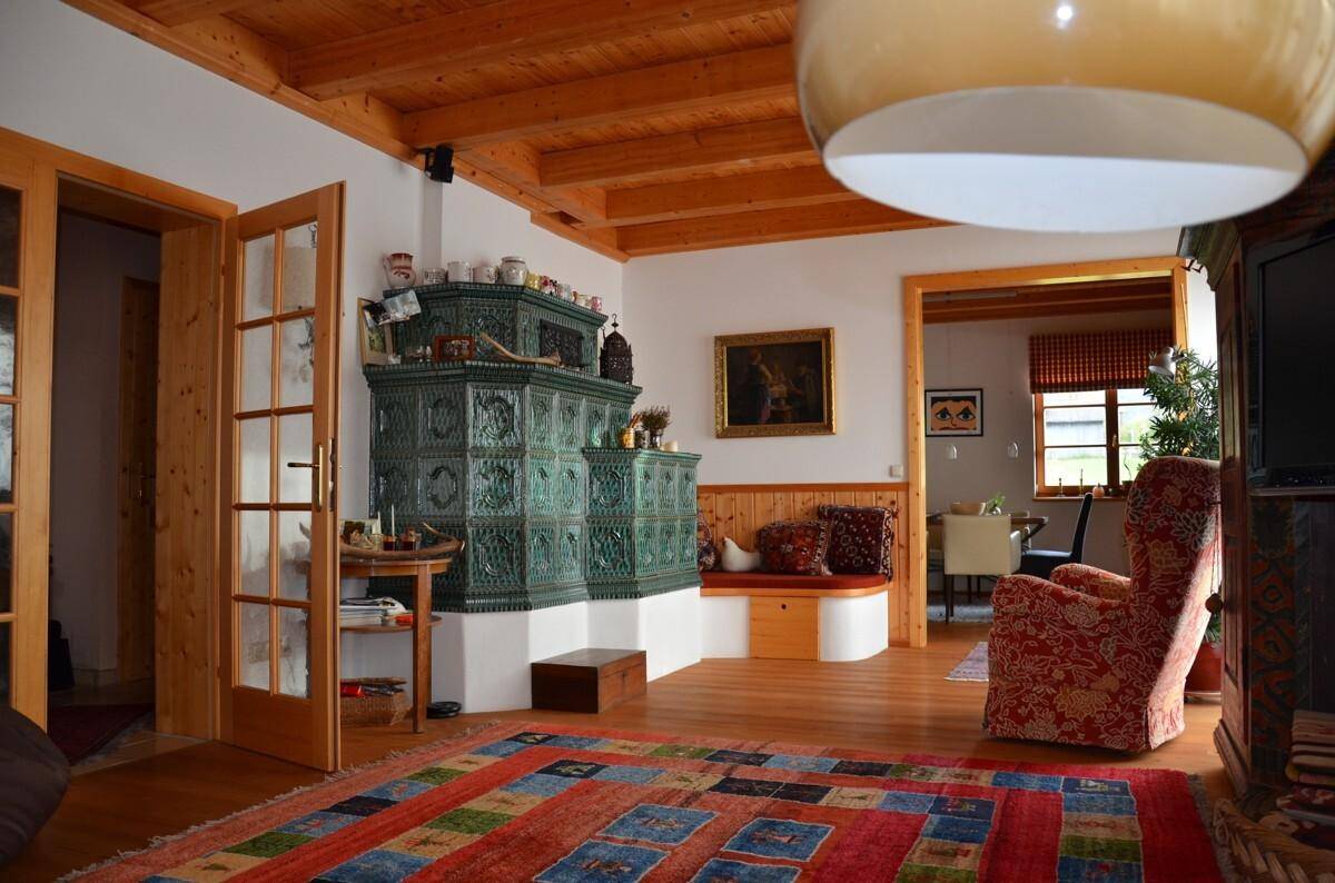 Kachelofen im Wohnzimmer