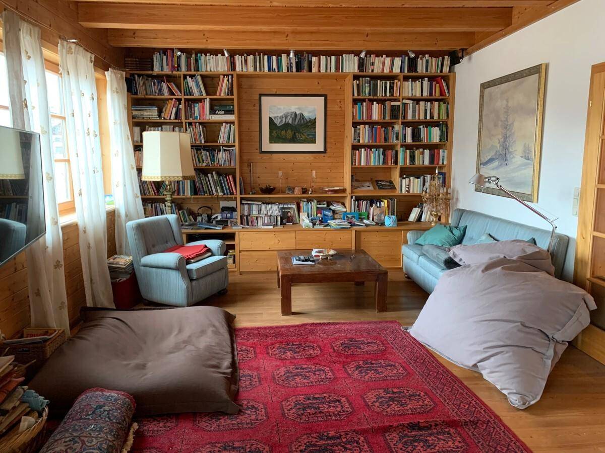 Wohnzimmer mit Bücherwand