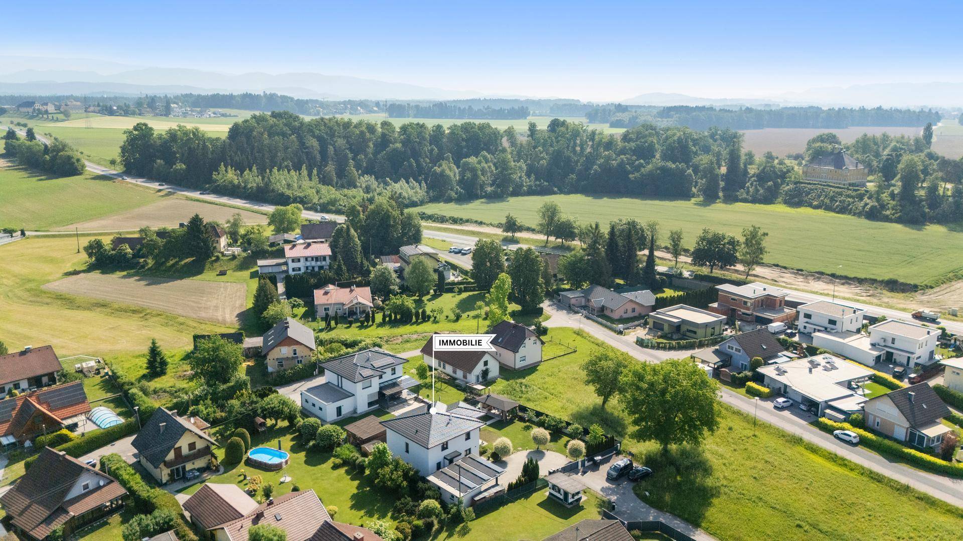 Panoramablick aus der Luft auf das Haus und die umliegende Wohngegend.