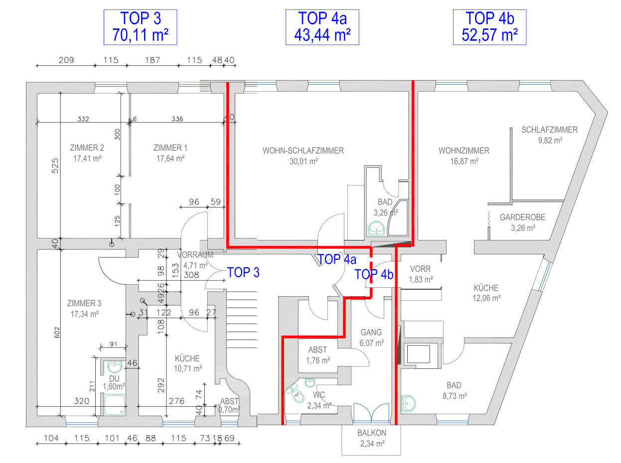 Grundriss für drei Wohneinheiten mit Schlafzimmern, Bädern und einem Balkon.
