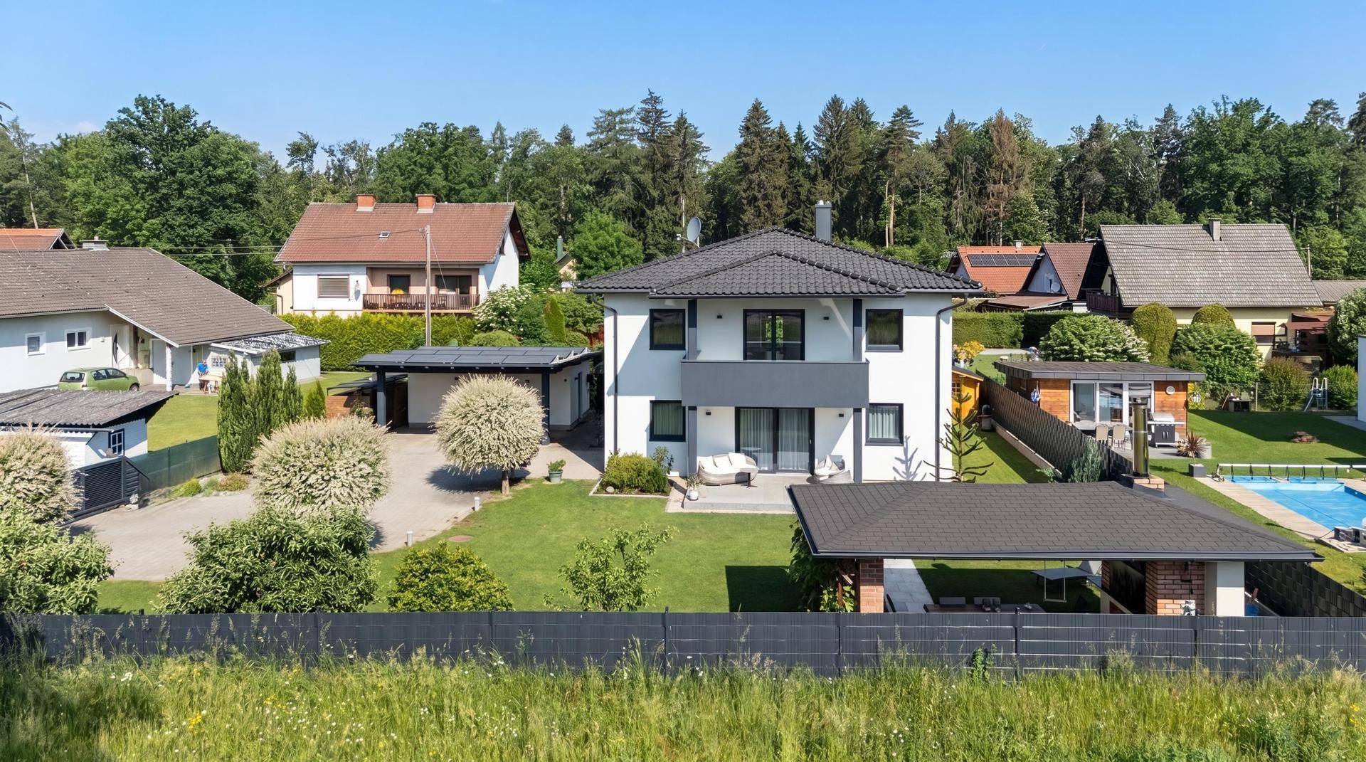 Modernes Haus mit großem Garten und Blick auf die umliegende Natur.