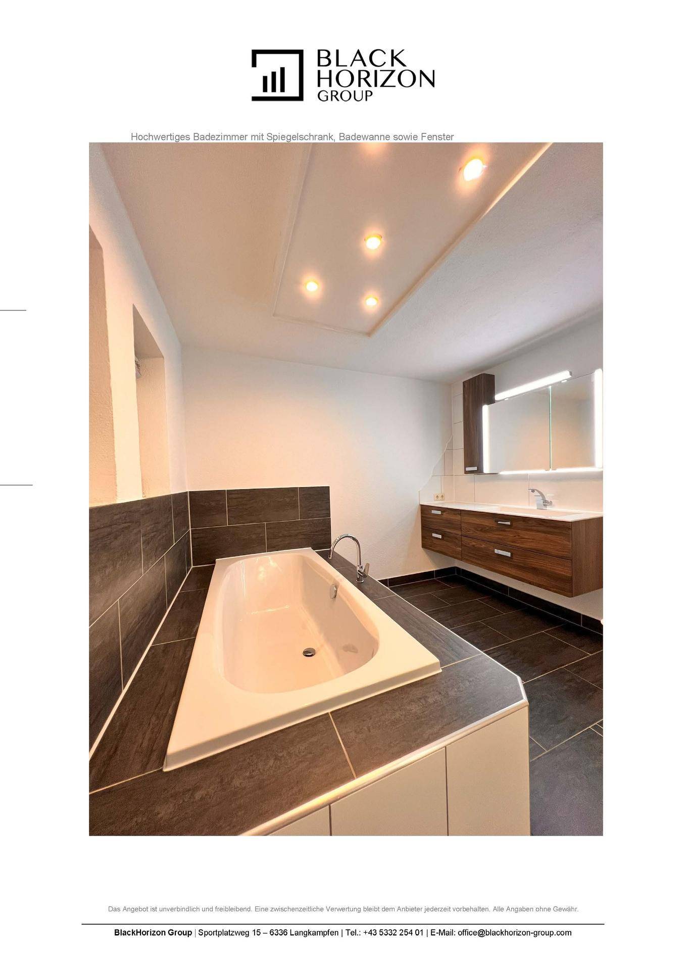 Modernes Badezimmer mit Badewanne, Doppelwaschbecken und Spiegelschrank.