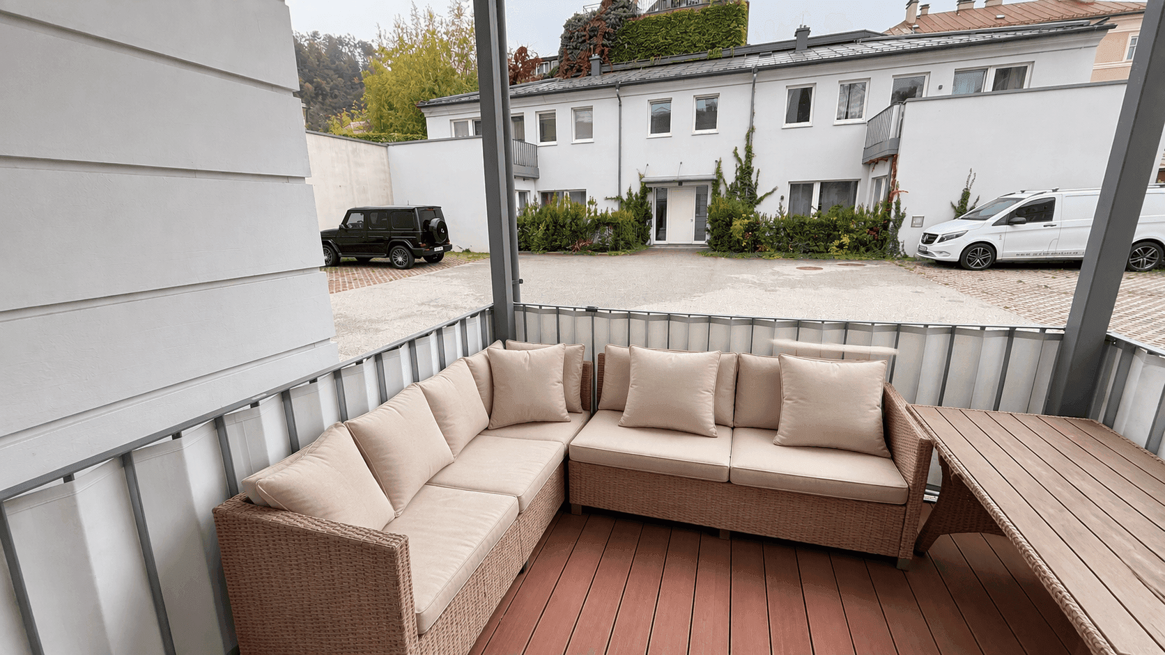 Geräumige Terrasse mit bequemen Lounge-Möbeln und Blick auf den Innenhof.