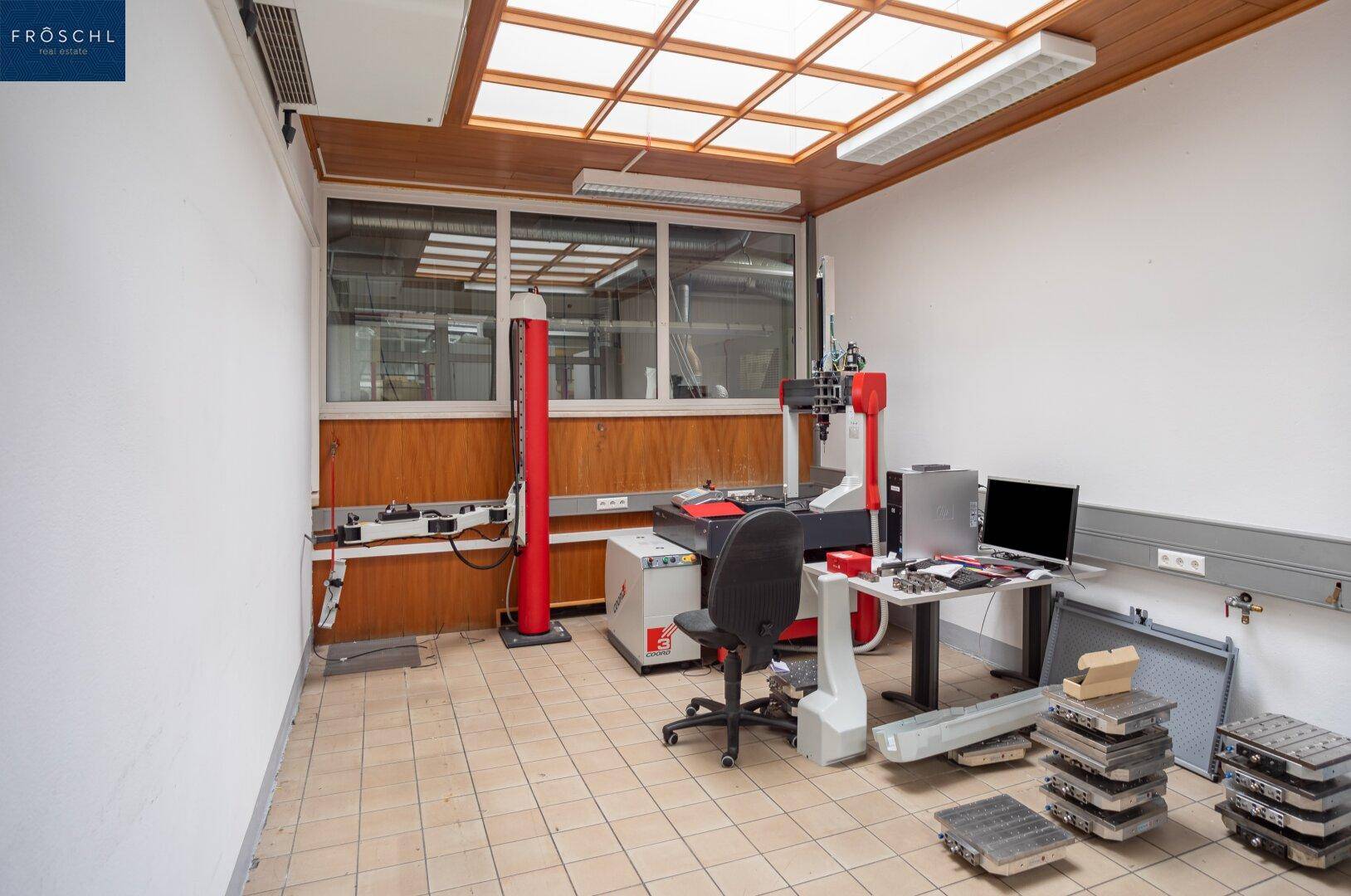 Kontrollraum oder Büro mit speziellen Messgeräten, Schreibtisch und Fliesenboden, gut beleuchtet.