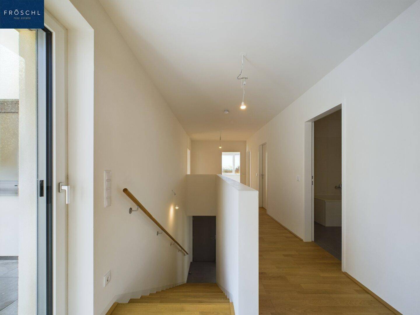 Stiegenaufgang u. Flur OG