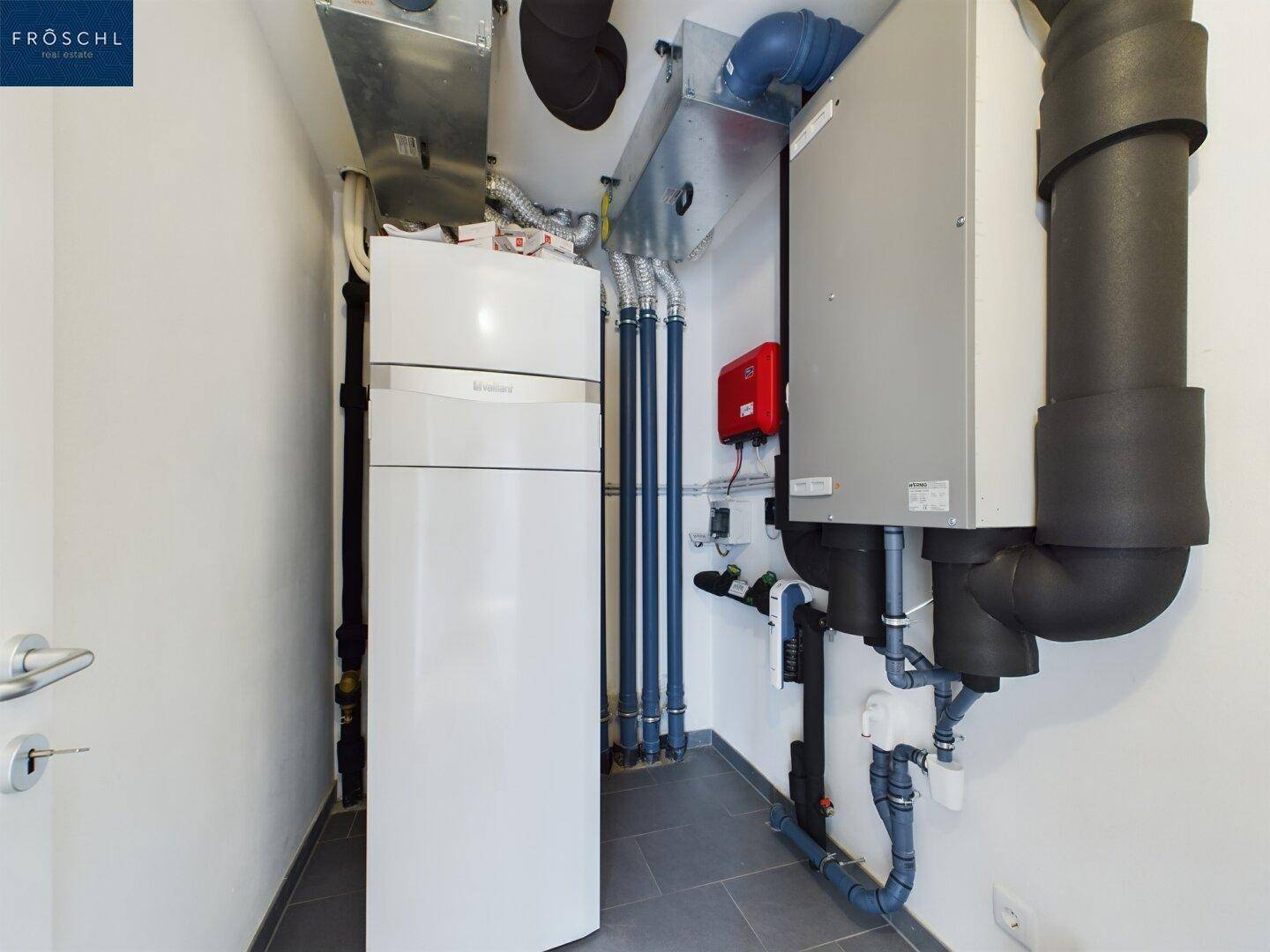 Technikraum mit Heizungsanlage und Warmwasserspeicher, funktional und gut organisiert.