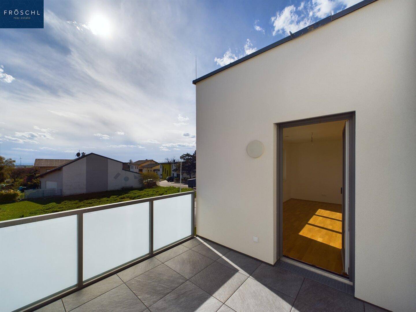 Geräumiger Balkon mit Fliesenboden und weitem Blick, ideal für entspannte Stunden im Freien.